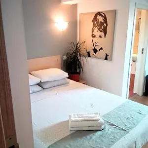 https://central-guesthouse.bucharesthotelsnow.com